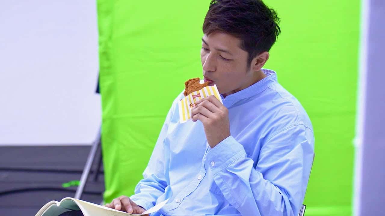 玉木宏、ファミチキを撮影中に何個かパクっ！ファミマ「懐かしの看板商品復活祭」CM+メイキング | 芸能タレント・声優【 動画まとめ